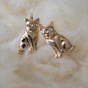 Minimalist Elegant 10k Yellow Gold Cat Leverback Earrings 1cm In Length